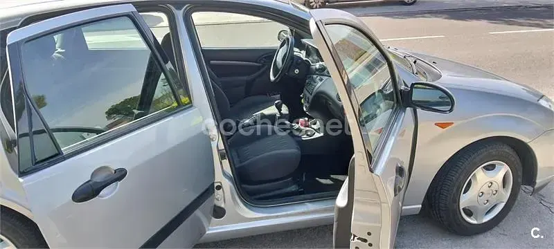 Usado Ford Focus Trend 115 CV (84 kW) 2002 Gris / plata Berlina