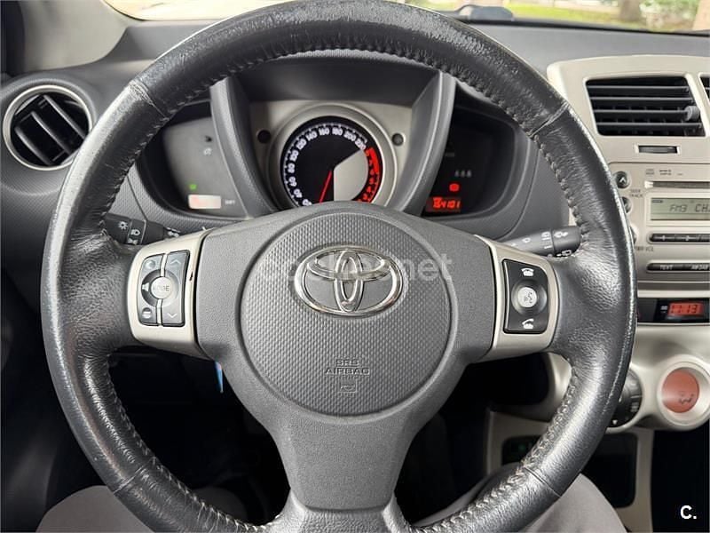 Usado Toyota Urban Cruiser Live 100 CV (73 kW) 2009 Gris / plata Utilitario