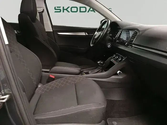 Usado Skoda Karoq Ambition 150 CV (110 kW) 2021 Gris/plata SUV