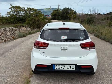 Usado Kia Rio 84 CV (61 kW) 2022 Blanco Berlina
