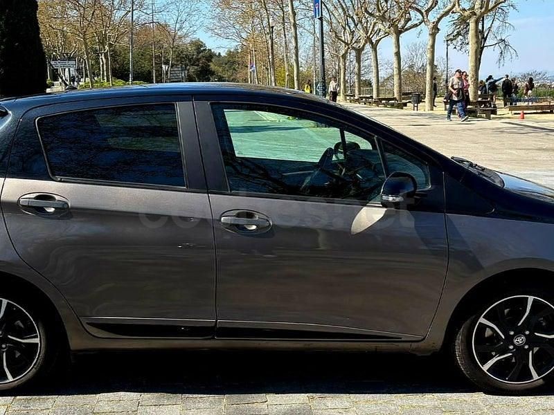 Usado Toyota Yaris Hybrid 100 CV (73 kW) 2017 Gris / plata Berlina