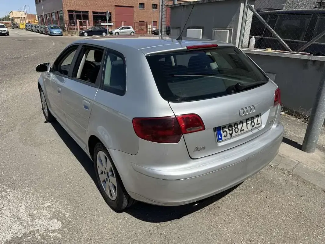 Usado Audi A3 Sportback Ambiente 105 CV (77 kW) 2006 Plateado Utilitario