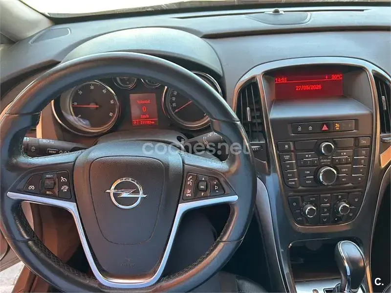 Usado Opel Astra Excellence 165 CV (121 kW) 2014 Gris / plata Familiar