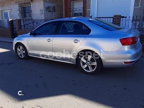 Usado VW Jetta Advance 105 CV (77 kW) 2011 Gris / plata Berlina