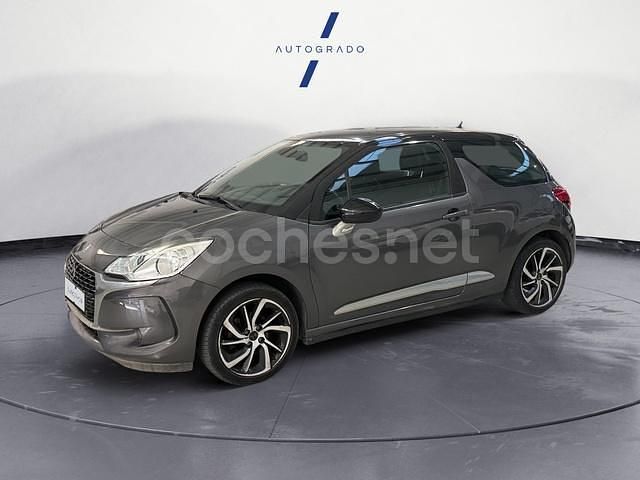 Gris / plata Usado 2018 DS Automobiles DS3 Be Chic Berlina | 10.890 € (Precio justo) - Imagen 1/4