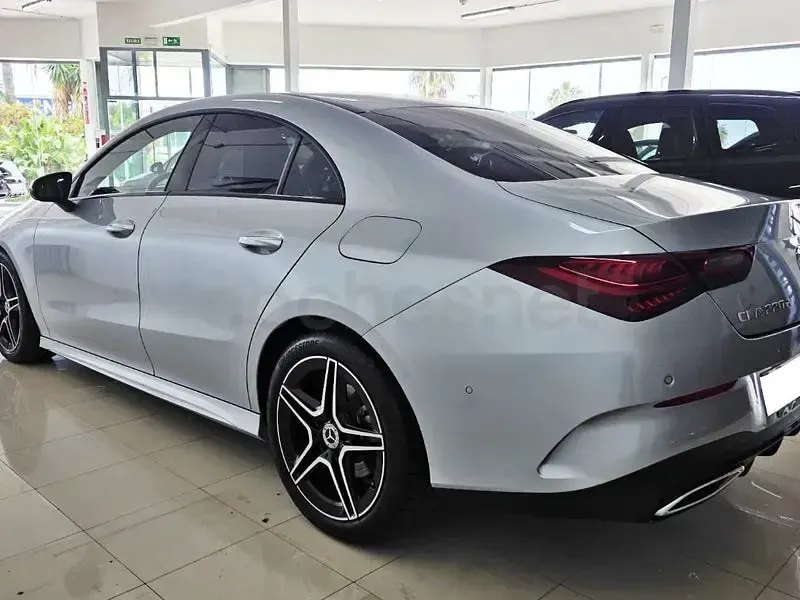 Usado Mercedes CLA220 190 CV (139 kW) 2025 Gris / plata Berlina