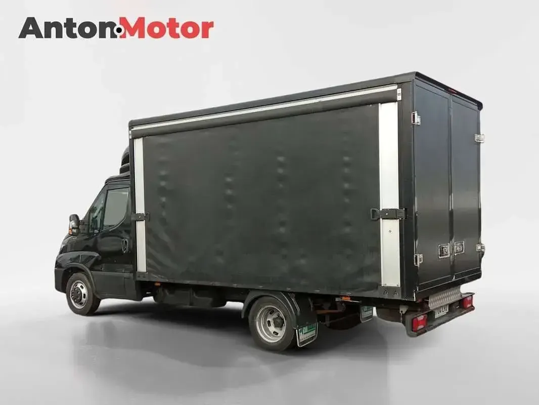 Usado Iveco Daily 137 CV (100 kW) 2021 Negro Van