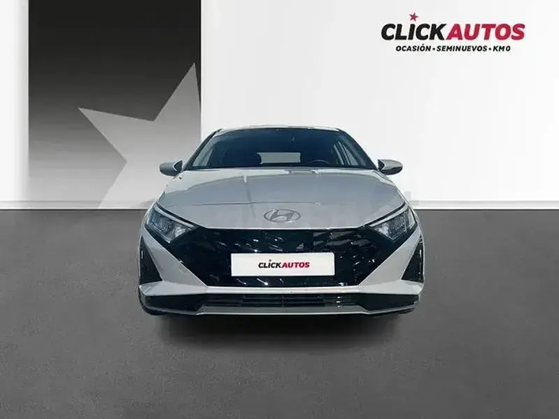 Usado Hyundai i20 100 CV (73 kW) 2025 Gris / plata Utilitario