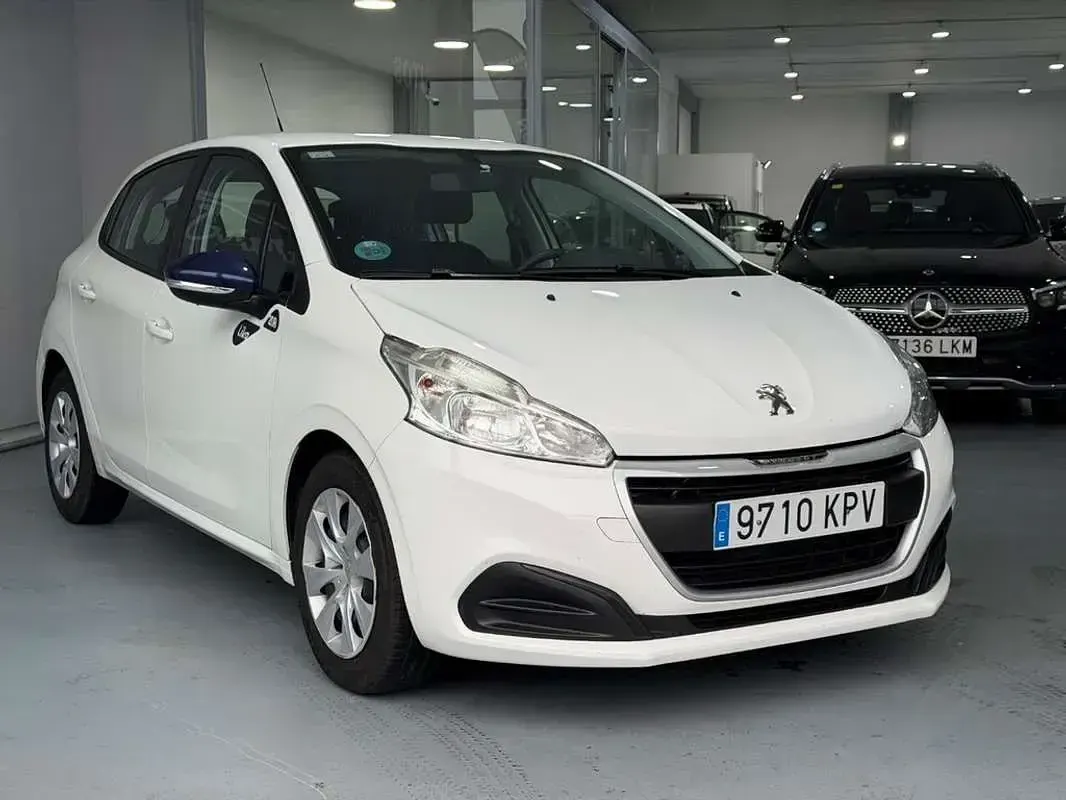 Usado Peugeot 208 75 CV (55 kW) 2018 Blanco Utilitario