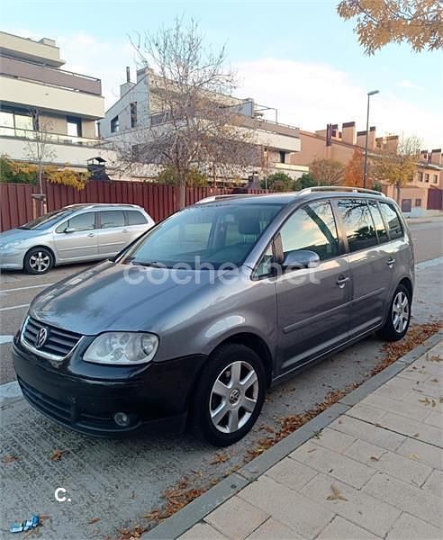 Gris / plata Usado 2004 VW Touran Trendline Monovolumen | 1900 € (Super precio) - Imagen 1/4
