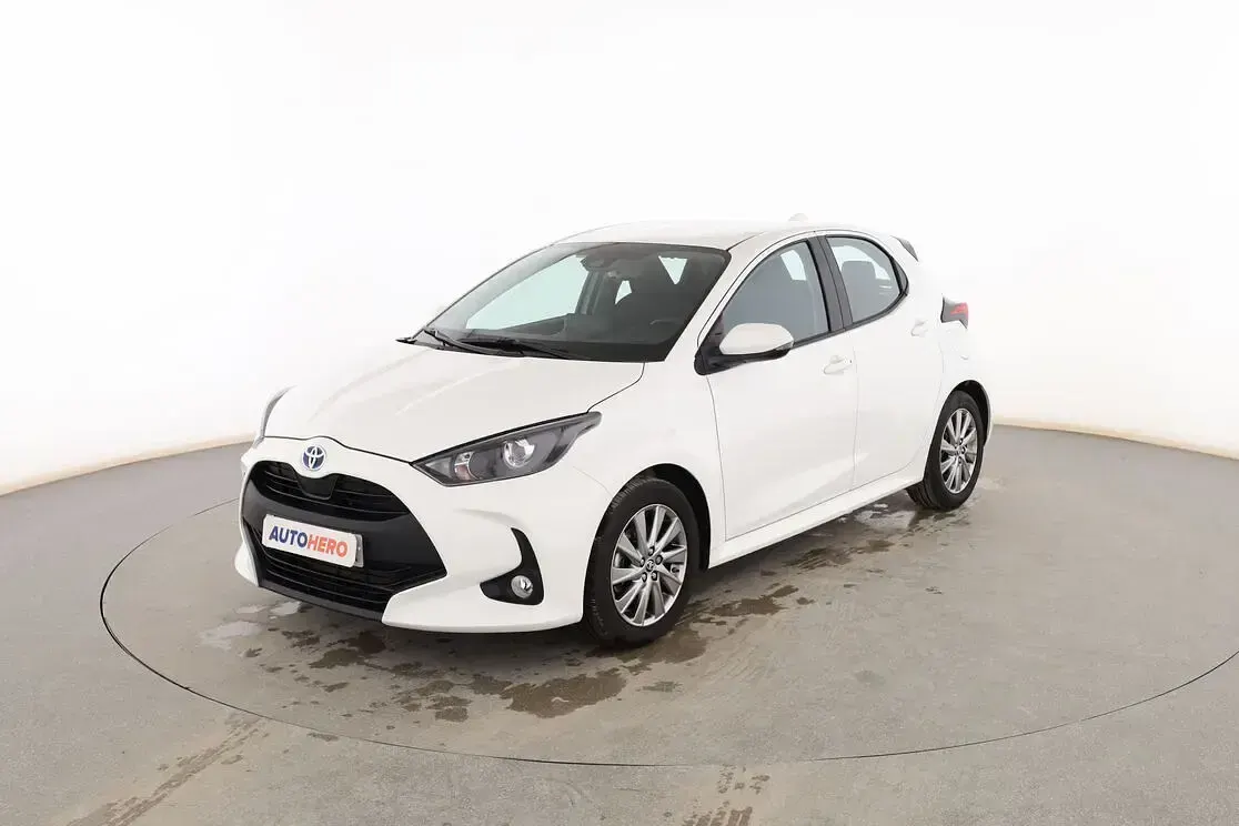 Käytetty Toyota Yaris Hybrid Active 116 HP (85 kW) 2023 Sedan
