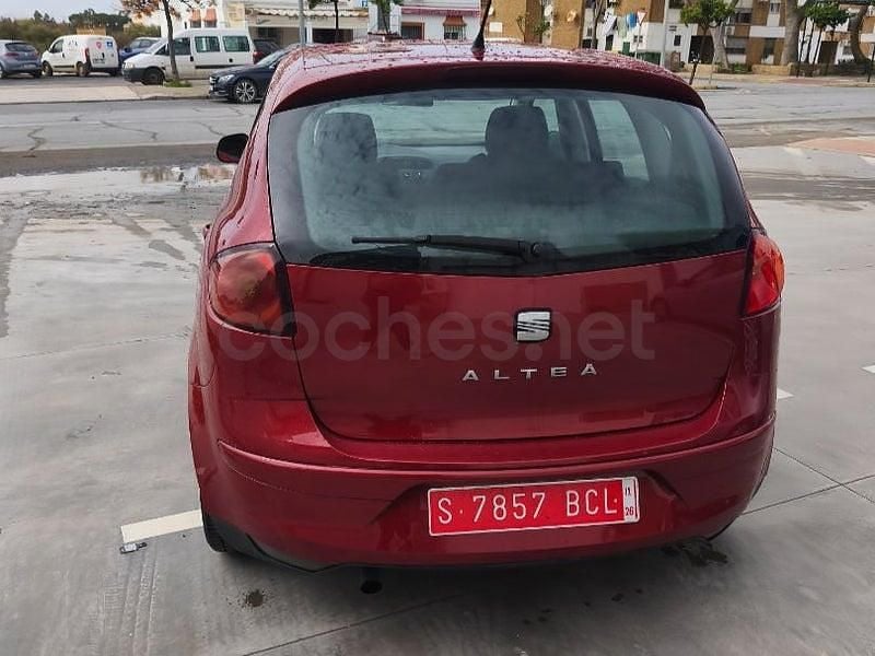 Usado Seat Altea Style 105 CV (77 kW) 2010 Granate Monovolumen