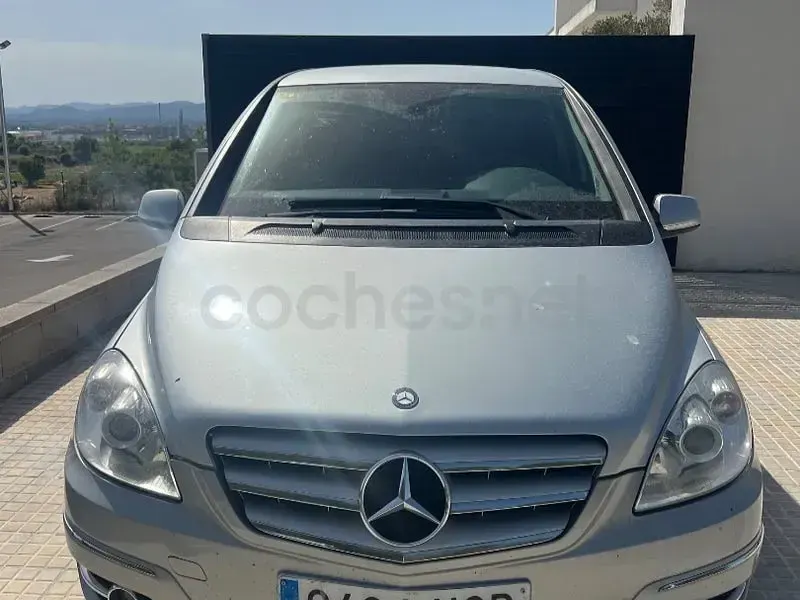 Usado Mercedes B180 109 CV (80 kW) 2011 Gris / plata Utilitario