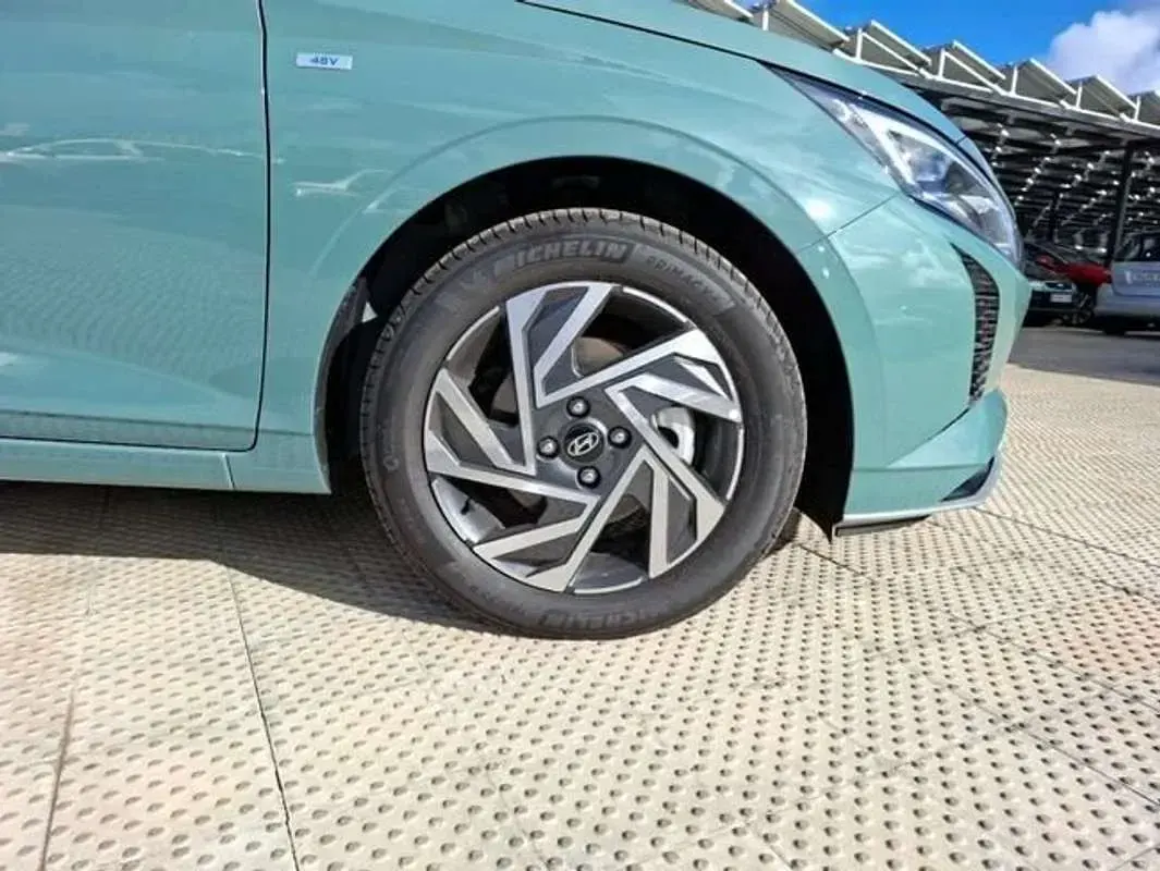 Usado Hyundai i20 79 CV (58 kW) 2024 Verde Utilitario