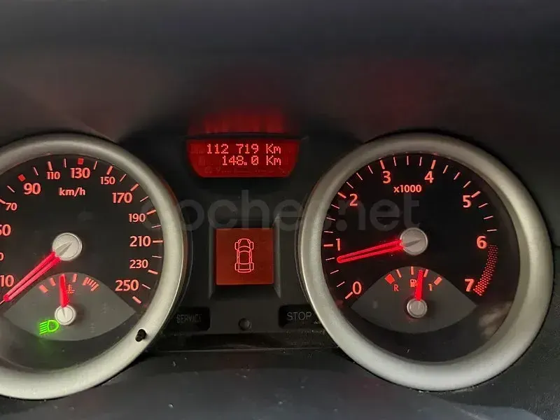 Usado Renault Mégane Dynamique 115 CV (84 kW) 2004 Granate Berlina
