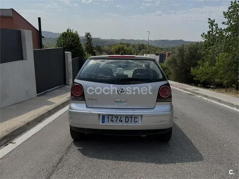 Usado VW Polo Match 65 CV (47 kW) 2005 Gris / plata Utilitario