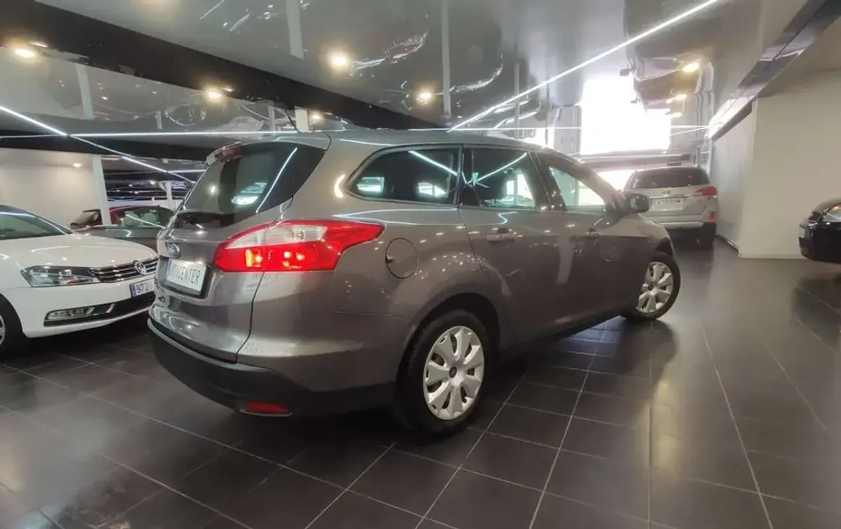 Usado Ford Focus Trend 125 CV (91 kW) 2014 Marrón Familiar