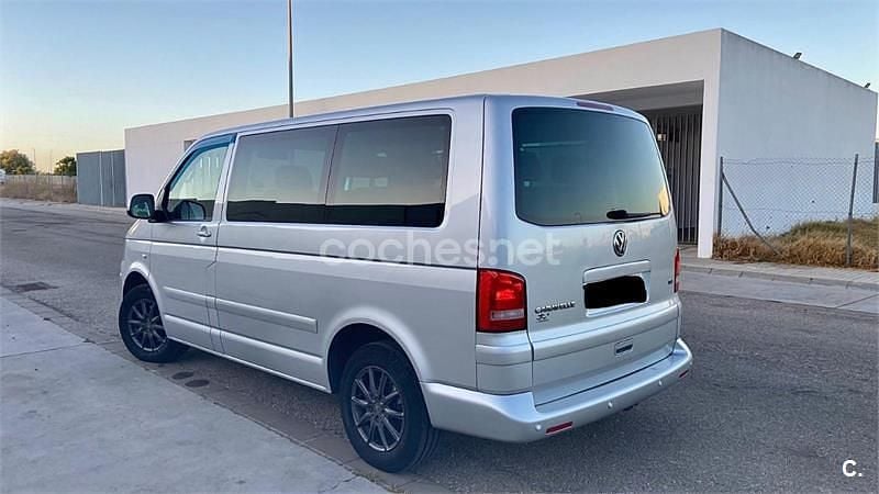Usado VW Caravelle Comfortline 140 CV (102 kW) 2011 Gris / plata Monovolumen