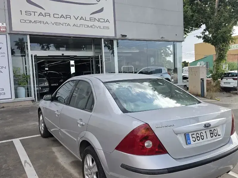 Usado Ford Mondeo Ghia 170 CV (125 kW) 2001 Gris / plata Berlina