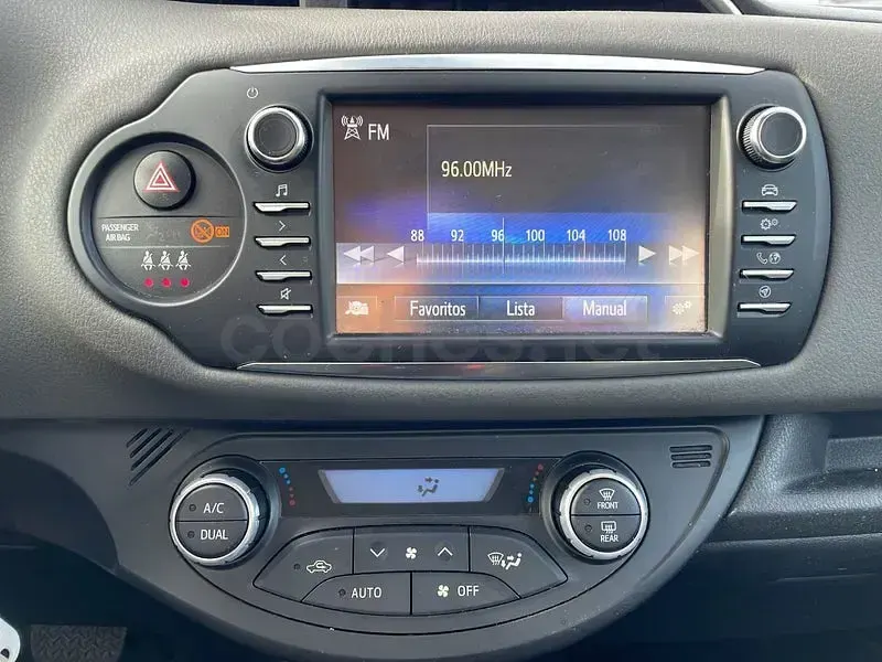 Usado Toyota Yaris Hybrid Active 100 CV (73 kW) 2019 Blanco Berlina