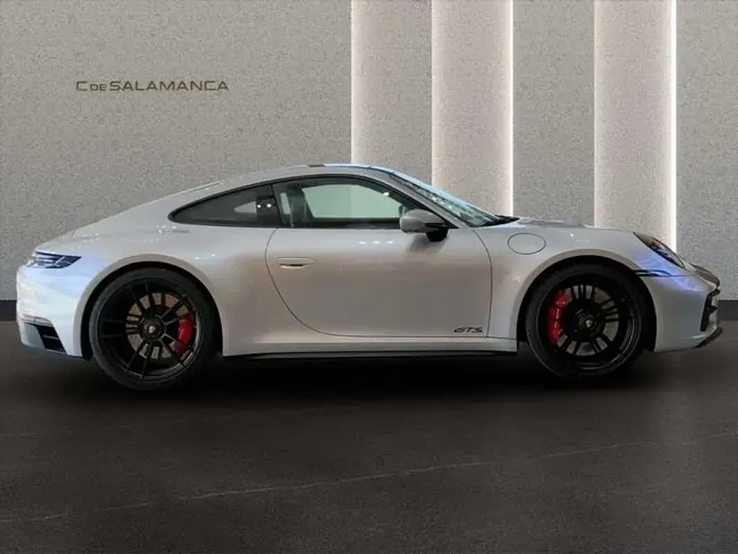 Usado Porsche 992 480 CV (353 kW) 2022 Plateado Coupe