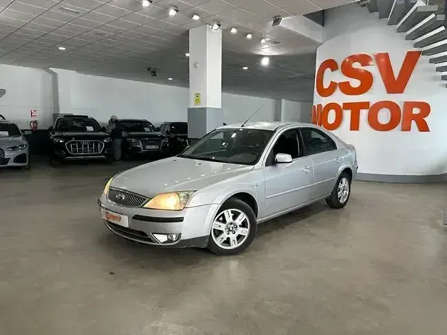 Usado Ford Mondeo Trend 131 CV (96 kW) 2004 Gris Berlina