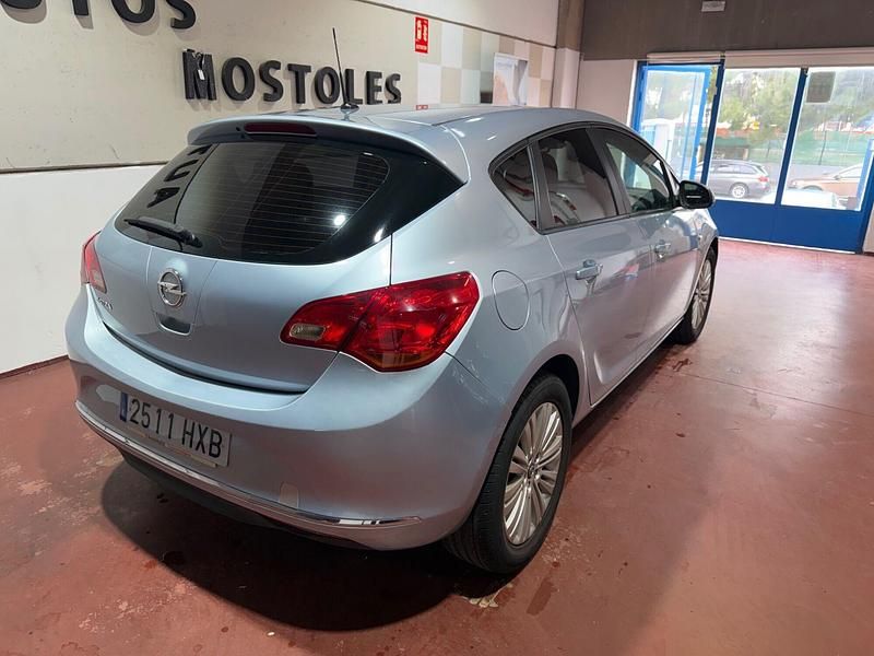 Usado Opel Astra Selective 115 CV (84 kW) 2014 Azul Berlina