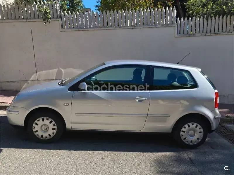 Usado VW Polo Highline 75 CV (55 kW) 2003 Gris / plata Berlina