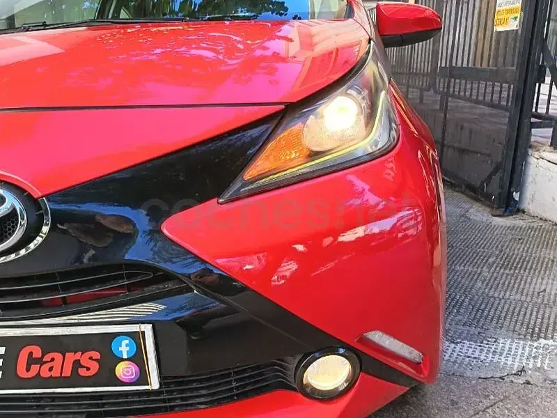 Usado Toyota Aygo X-play 69 CV (50 kW) 2015 Granate Utilitario