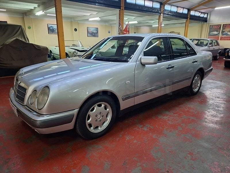Usado Mercedes E230 Elegance 150 CV (110 kW) 1995 Gris / plata Berlina