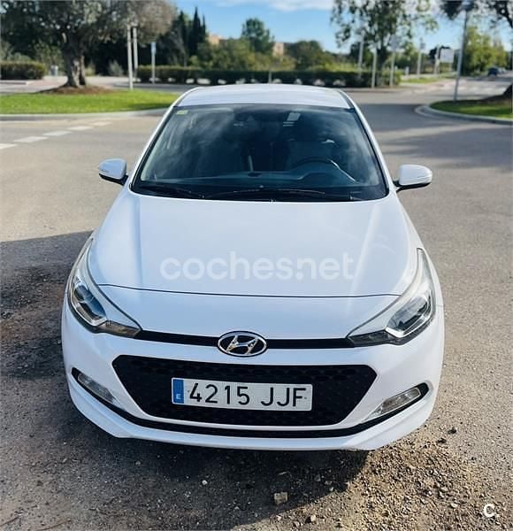Usado Hyundai i20 75 CV (55 kW) 2015 Blanco Berlina
