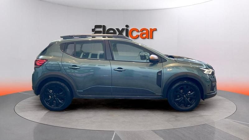 Usado Dacia Sandero Expression 101 CV (74 kW) 2023 Verde Utilitario