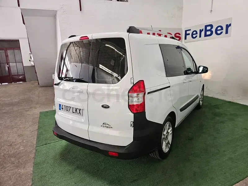 Usado Ford Tourneo Courier Trend 100 CV (73 kW) 2020 Blanco Monovolumen