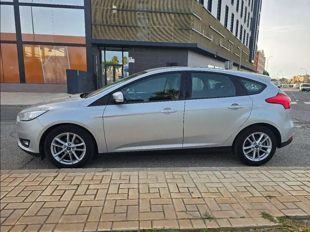 Usado Ford Focus Titanium 125 CV (91 kW) 2016 Gris Utilitario