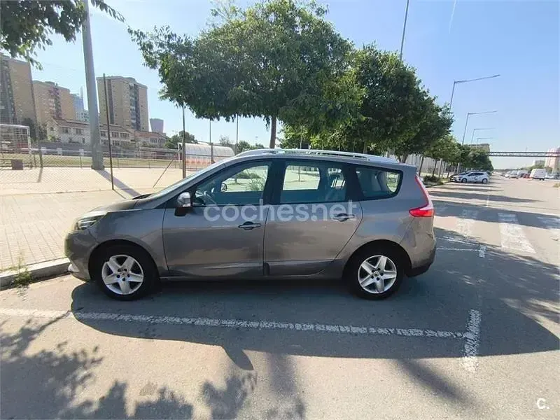 Usado Renault Scénic 115 CV (84 kW) 2015 Gris / plata Monovolumen
