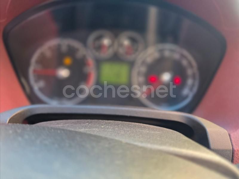 Usado Ford Fiesta Ambiente 68 CV (50 kW) 2007 Rojo Berlina