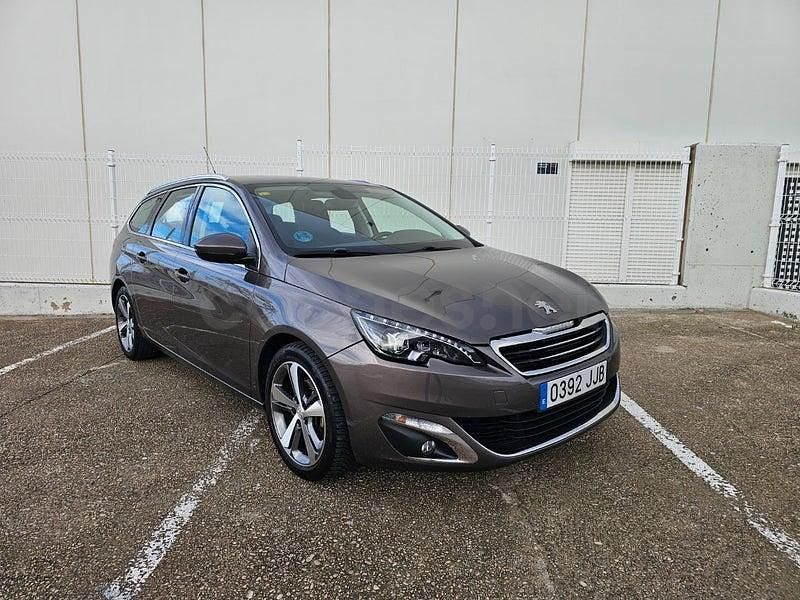 Usado Peugeot 308 SW Allure 120 CV (88 kW) 2015 Marrón Familiar