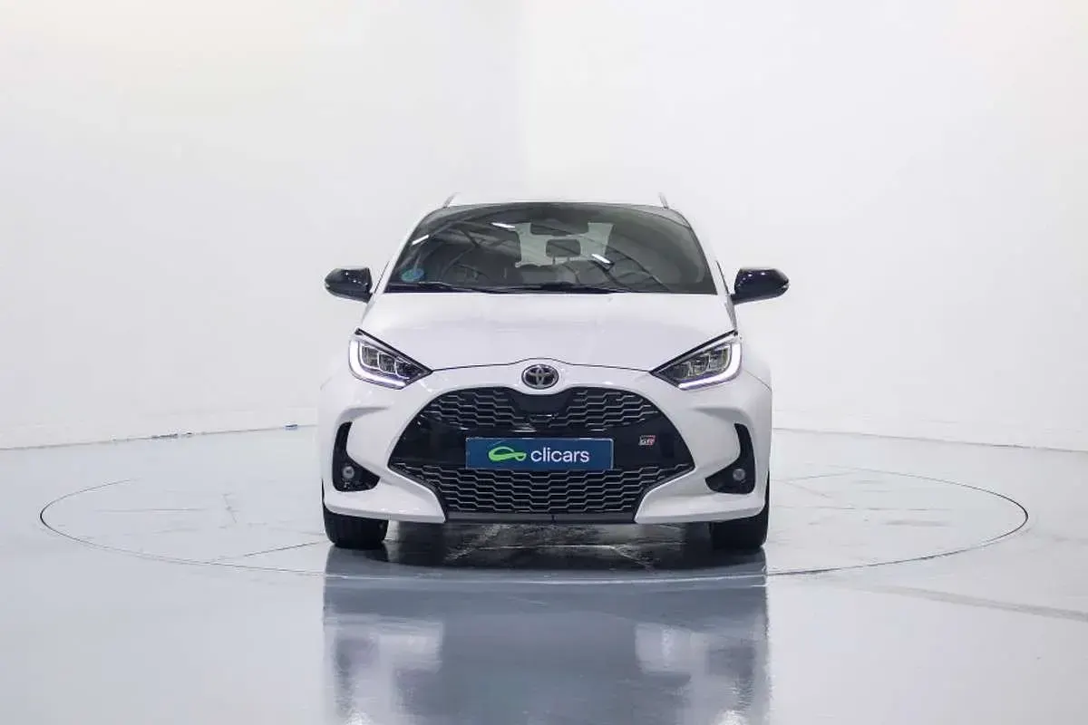 Usado Toyota Yaris Hybrid Sport 75 CV (55 kW) 2023 Blanco Berlina