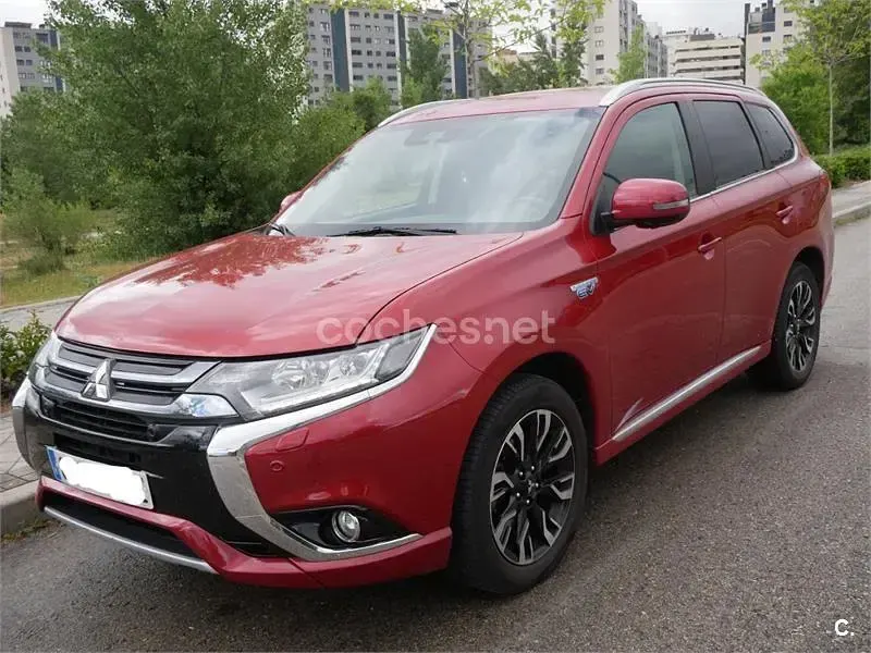 Usado Mitsubishi Outlander P-HEV 203 CV (149 kW) 2017 Rojo SUV