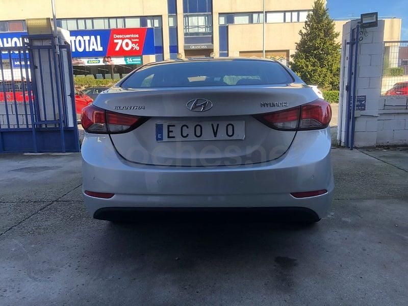 Usado Hyundai Elantra 132 CV (97 kW) 2014 Gris / plata Berlina