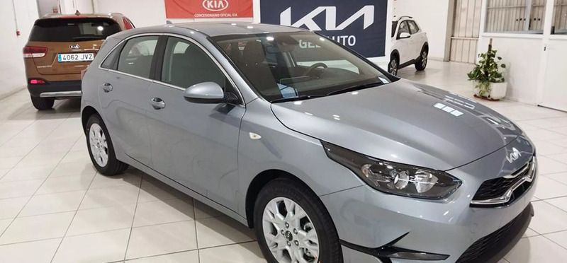 Lunar silver Usado 2024 Kia Ceed Berlina | 23.240 € (Un poco caro) - Imagen 1/4