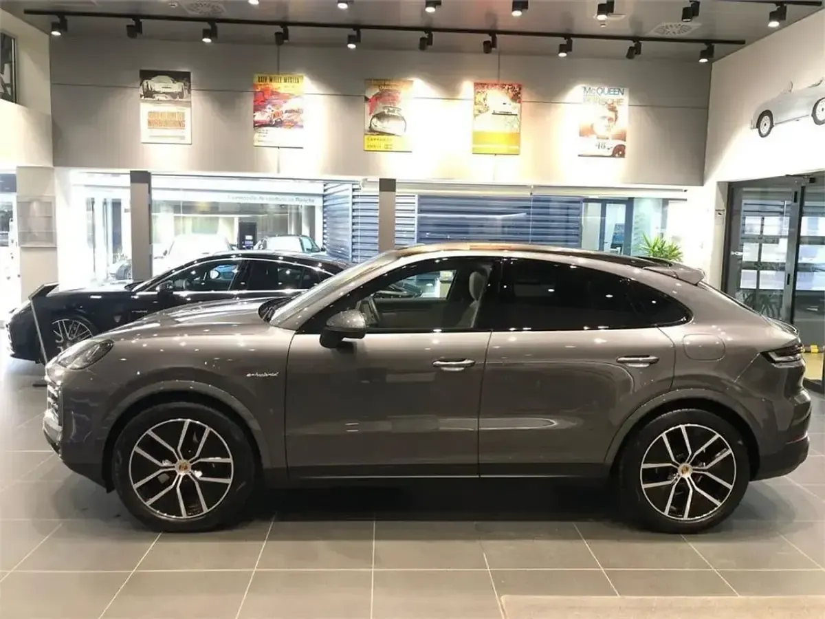 Usado Porsche Cayenne E-Hybrid 470 CV (345 kW) 2025 Gris / plata SUV