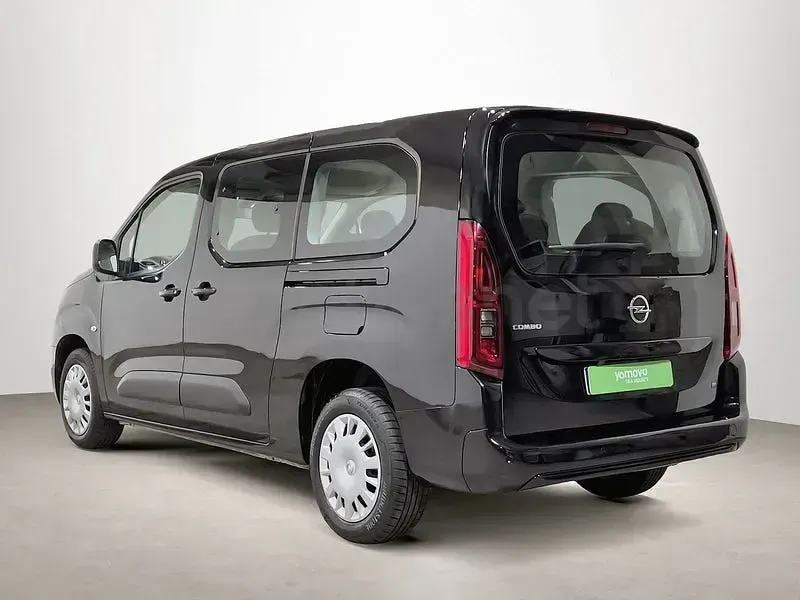 Usado Opel Combo Life 102 CV (75 kW) 2022 Negro Monovolumen