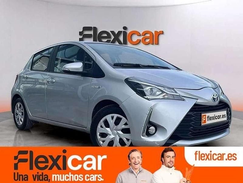 Usado Toyota Yaris Hybrid Active 100 CV (73 kW) 2019 Gris Utilitario