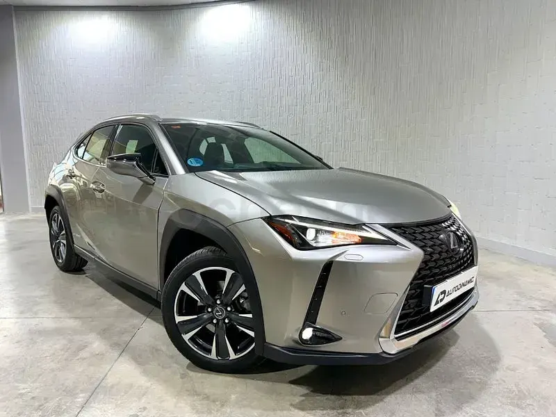 Usado Lexus UX 184 CV (135 kW) 2021 Gris / plata SUV