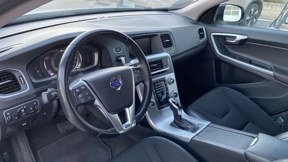 Usado Volvo V60 CC Momentum 150 CV (110 kW) 2017 Blanco Familiar