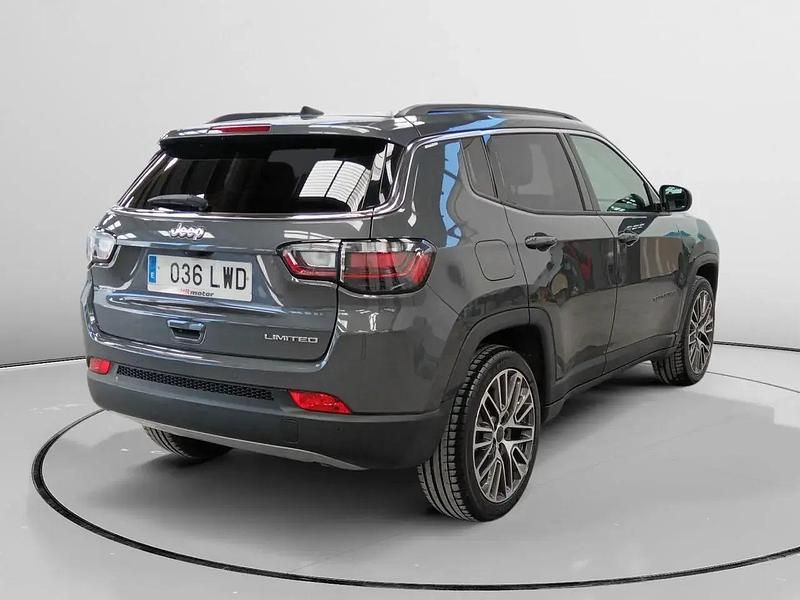 Usado Jeep Compass Limited 130 CV (95 kW) 2022 Gris / plata SUV
