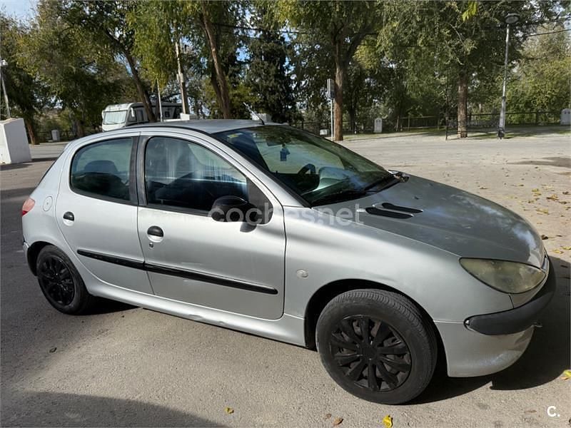Usado Peugeot 206 75 CV (55 kW) 2002 Gris / plata Berlina