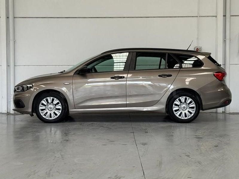 Usado Fiat Tipo Lounge 95 CV (69 kW) 2018 Beige Familiar