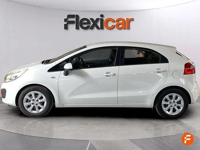 Usado Kia Rio 85 CV (62 kW) 2014 Blanco Berlina